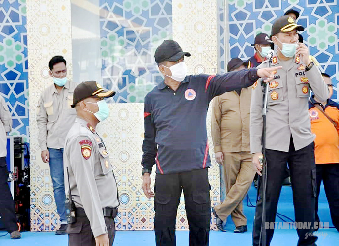 Wakil Bupati Bintan Dalmasri Syam disela-sela penyiraman cairan disinfektan serentak di Bintan